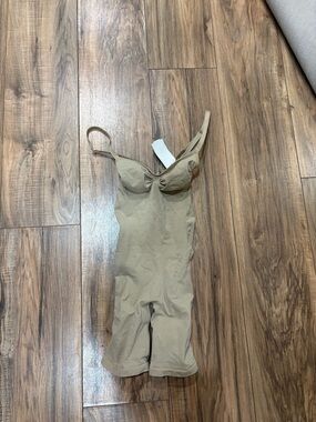 NEW SKIMS Sculpting Mid Thigh Bodysuit Shapewear Beige Size S/PCH